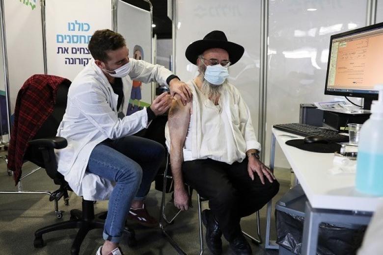 O εκατομμυριοστός Ισραηλινός που εμβολιάστηκε ήταν ο Μοχαμάντ Τζαμπαρίν / Πηγή: ΑΠΕ - ΜΠΕ - EPA