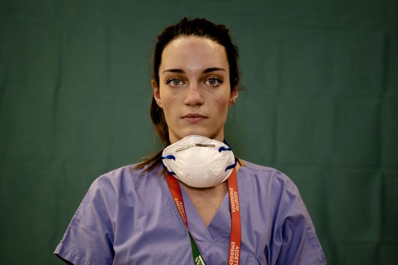 Μπέργκαμο, Ιταλία, 27 Μαρτίου 2020: Η Martina Papponetti, 25 ετών, νοσηλεύτρια σε νοσοκομείο της πόλης, ποζάρει μετά το τέλος της βάρδιάς της.