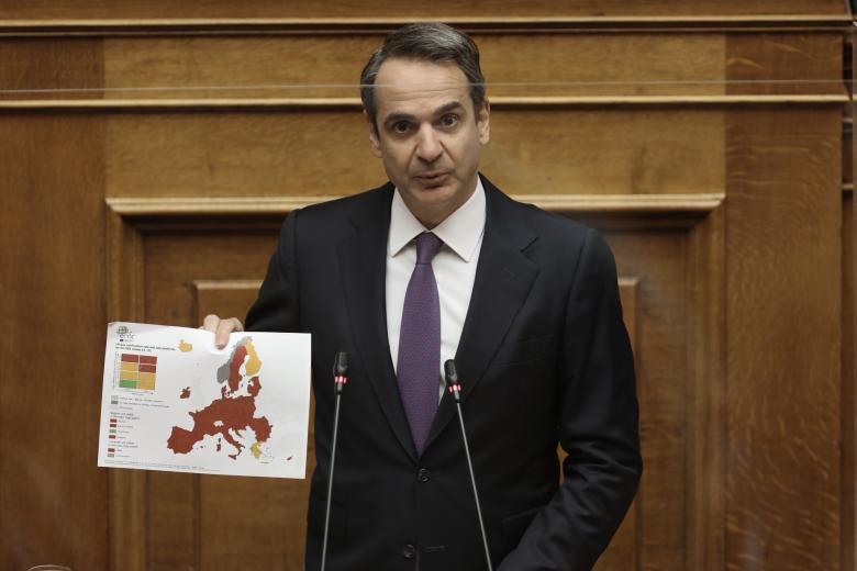 Ο Κ. Μητσοτάκης με τον χάρτη του ECDC στη Βουλή