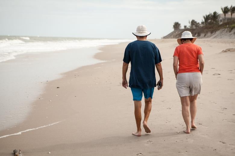 Συνταξιούχοι στην παραλία / Πηγή: pixabay
