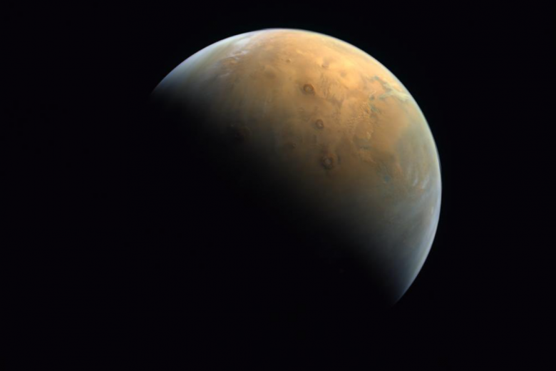 Η πρώτη εικόνα του Άρη, τραβηγμένη από το πρώτο αραβικό διαστημόπλοιο στην ιστορία», έγραψε στο Twitter ο Μοχάμεντ μπιν Ρασίντ αλ Μακτούμ, ο εμίρης του Ντουμπάι και πρωθυπουργός της χώρας