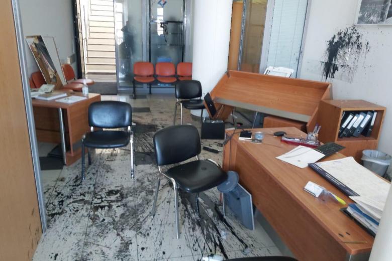 Το γραφείο του υφυπουργού Αθλητισμού Λευτέρη Αυγενάκη μετά την επίθεση / Πηγή: Facebook/Λευτέρης Αυγενάκης  
