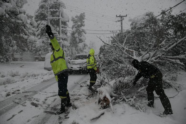 Προσπάθειες πυροσβεστών να επιλύσουν τα προβλήματα που έφερε η Κακοκαιρία Μήδεια στον Διόνυσο / Πηγή: Eurokinissi