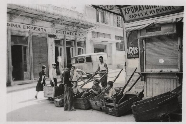 Κατοχή: Νέοι περιμένουν για δουλειά