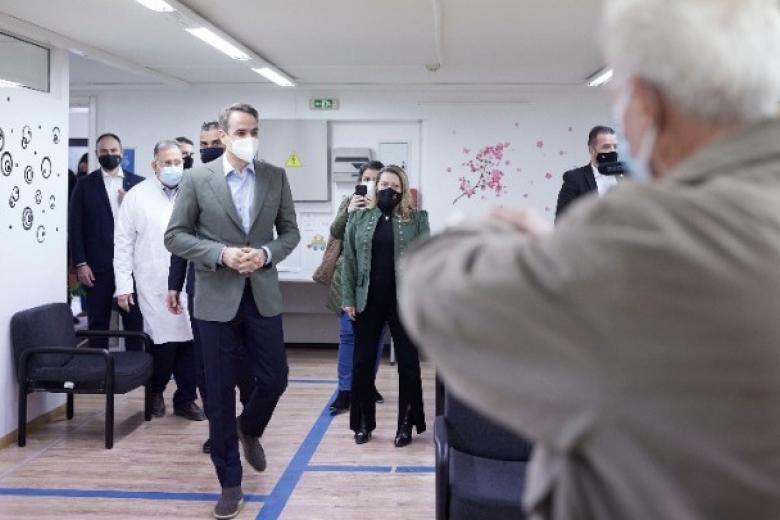 Ο πρωθυπουργός Κυριάκος Μητσοτάκης στο εμβολιαστικό κέντρο της Αγίας Παρασκευής / Πηγή: ΑΠΕ-ΜΠΕ