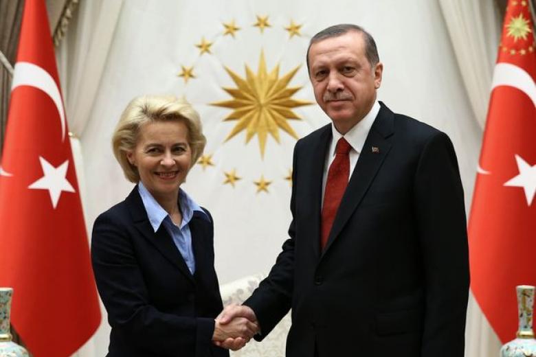 Η πρόεδρος της Κομισιόν, Ούρσουλα φον ντερ Λάιεν και ο Τούρκος πρόεδρος Ρετζέπ Ταγίπ Ερντογάν / Πηγή: AP