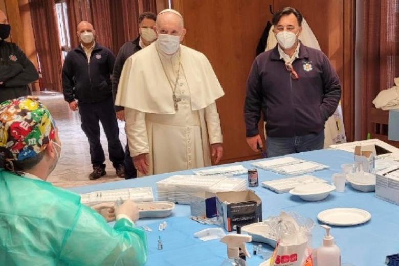 Ο πάπας Φραγκίσκος στο εμβολιαστικό κέντρο του Βατικανού / Πηγή: ΑΠΕ-ΜΠΕ