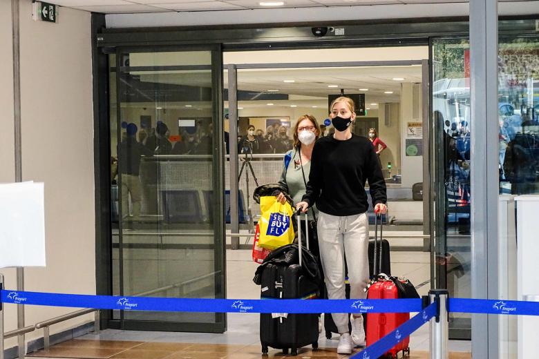 Ολλανδοί τουρίστες στο αεροδρόμιο της Ρόδου