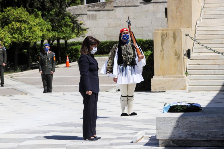 Η ΠτΔ καταθέτει στεφάνι στο μνημείο του Αγνωστου Στρατιώτη για την 9η Μαΐου, ημέρα αφιερωμένη στον τερματισμό του Β' Παγκοσμίου Πολέμου / Πηγή: Eurokinissi
