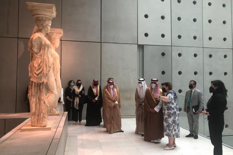 Η υπουργός Πολιτισμού και Αθλητισμού, Λίνα Μενδώνη και ο Σαουδάραβας ομόλογός της, πρίγκιπας Badr bin Abdullah bin Mohammed bin Farhan Al Saud στο Μουσείο της Ακρόπολης / Πηγή: Eurokinissi