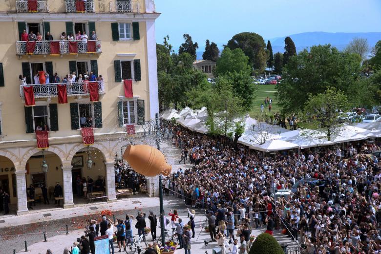 Εικόνες συνωστισμού στην Κέρκυρα το Πάσχα