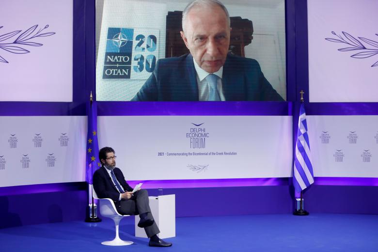 Ο Mircea Geoana, αναπληρωτής γενικός γραμματέας του ΝΑΤΟ, μιλά μέσω τηλεδιάσκεψης στο Φόρουμ των Δελφών 