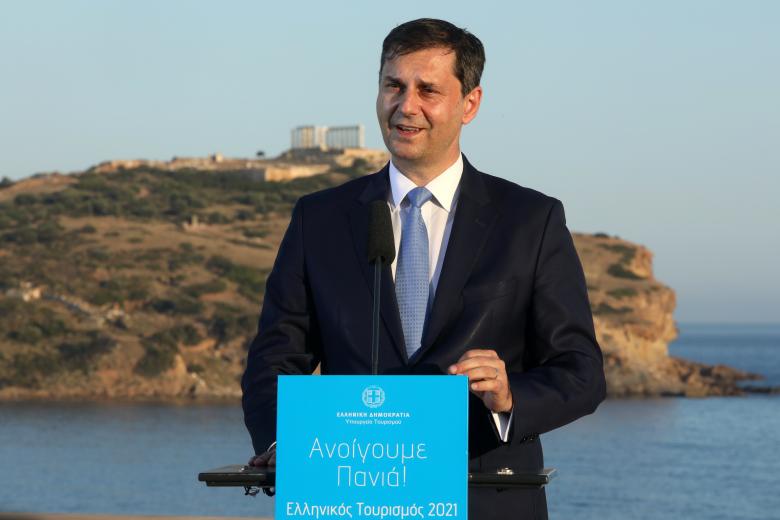 Ο υπουργός Τουρισμού Χάρης Θεοχάρης κατά τις ανακοινώσεις με φόντο τον Ναό του Ποσειδώνα στο Σούνιο