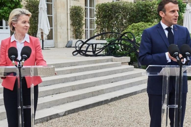 Η πρόεδρος της Κομισιόν, Ούρσουλα φον ντερ Λάιεν και ο Γάλλος πρόεδρος, Εμανουέλ Μακρόν στον κήπο του προεδρικού μεγάρου / Πηγή: ΑΠΕ-ΜΠΕ