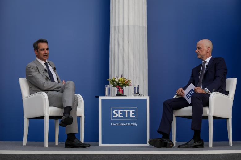 Ο πρωθυπουργός Κυριάκος Μητσοτάκης και ο πρόεδρςο του ΣΕΤΕ, Γιάννης Ρέτσος στην 29η Τακτική Γενική Συνέλευση του ΣΕΤΕ στο Ζάππειο / Πηγή: Eurokinissi