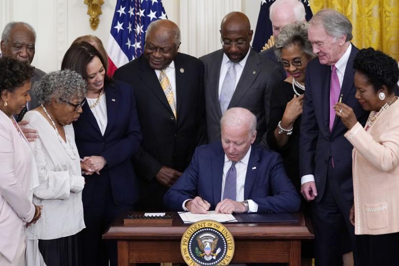 Ο Αμερικανός πρόεδρος, Τζο Μπάιντεν, υπογράφει τον νόμο για την κήρυξη της 19ης Ιουνίου σε ομοσπονδιακή αργία / Πηγή: AP