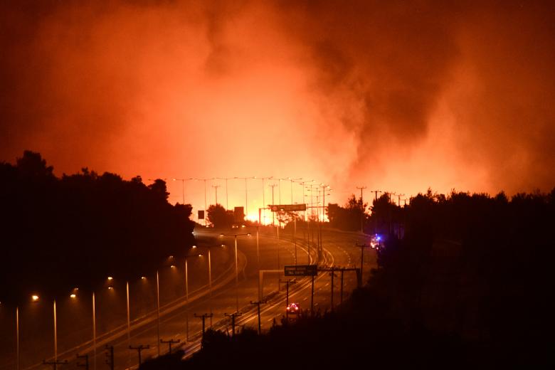 Φωτιά και στις δύο πλευρές της Εθνικής Οδού Αθηνών-Λαμίας