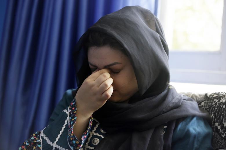 Η Zarmina Kakar μια φεμινίστρια που μάχεται για τα ανθρώπινα φικαιώματα των γυναικών κλαίει κατά τη διάρκεια συνέντευξης με το The Associated Press