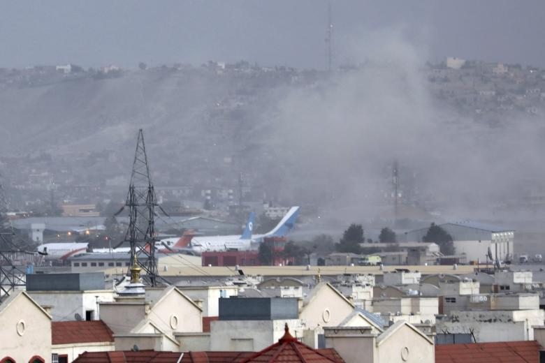 Καπνοί στο αεροδρόμιο της Καμπούλ