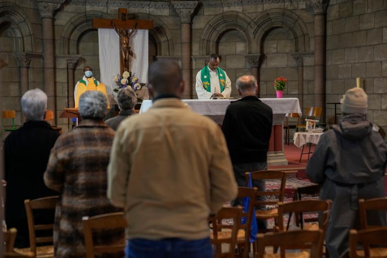 Προσευχή σε εκκλησία της Γαλλίας για τα παιδιά που κακοποιήθηκαν από ιερείς