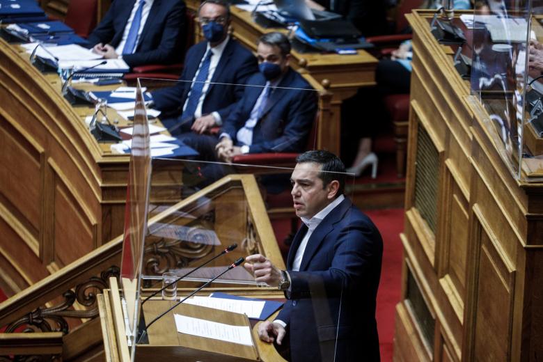 Αλέξης Τσίπρας και Κυριάκος Μητσοτάκης στη συζήτηση στη Βουλή για την ακρίβεια 