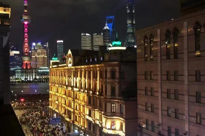 Κόσμος στους δρόμους μετά την άρση του lockdown στη Σανγκάη