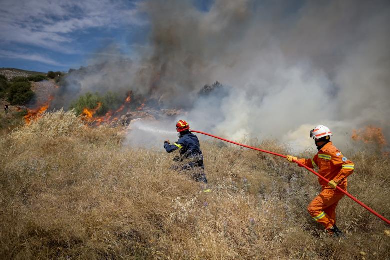 Πυροσβέστες επιχειρούν στη φωτιά στη Γλυφάδα