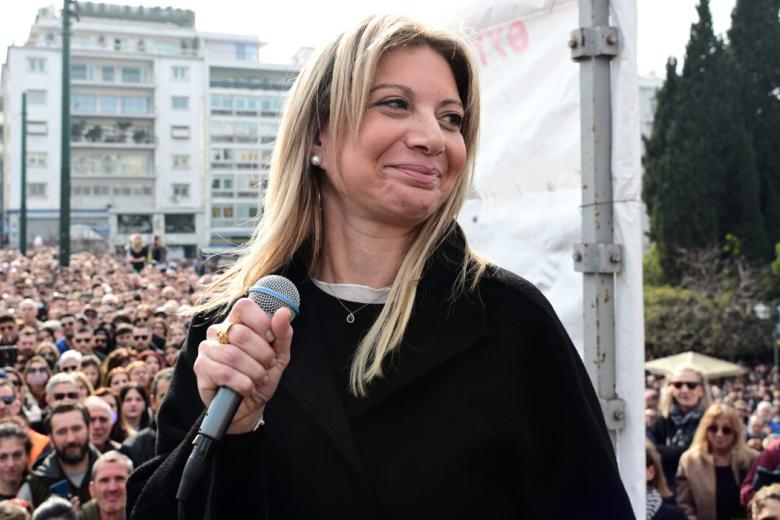 Καρυστιανού: Πώς ανακατεύει την τράπουλα εν όψει εκλογών η Μαρία των Τεμπών 