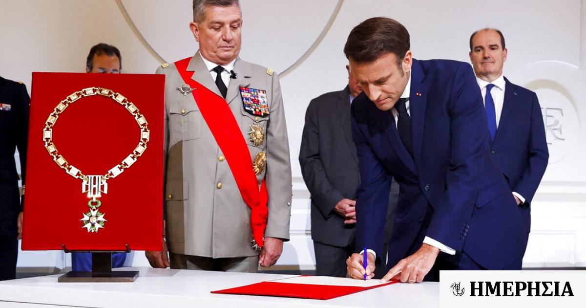 Macron a prêté serment par des coups de canon pour un second mandat de président de la France