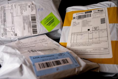 ΕΕ: Ενιαίος δασμός 3 ευρώ στα μικρά δέματα από χώρες εκτός της Ένωσης από το 2026