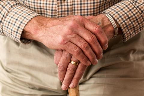 Συνταξιούχοι: Χλιαρό ψαλίδι σε συντάξεις χηρείας - Ξεμπλοκάρει η διάταξη για τους εργαζόμενους με αναπηρική