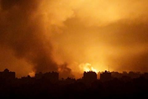 Η Γάζα φλέγεται: Σφοδροί βομβαρδισμοί από το Ισραήλ - Δεκάδες νεκροί και τραυματίες