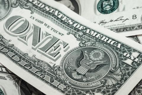 Σε ελεύθερη πτώση το δολάριο, κερδίζει έδαφος το ευρώ - Οι επιθέσεις Τραμπ στην Fed τρομάζουν τις αγορές