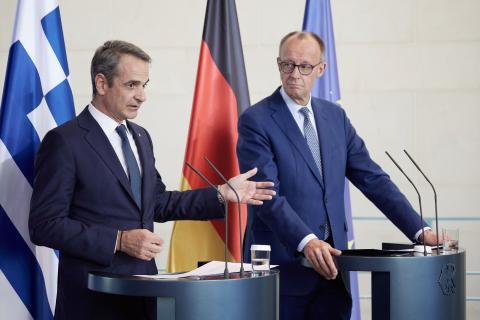 Με προόδους και «αγκάθια» η διπλή αποστολή του Μητσοτάκη σε Ιταλία και Γερμανία