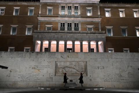 Κυβέρνηση: Πολιτικό θρίλερ 48 ωρών με την τροπολογία για τον Αγνωστο Στρατιώτη