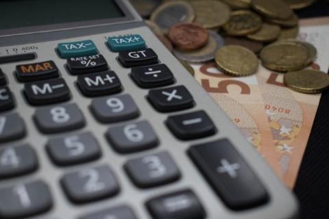 Φέσια Δημοσίου: Αυξημένη εποπτεία στους φορείς που καθυστερούν να πληρώνουν 