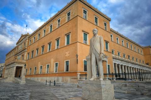 Προϋπολογισμός 2026: Πώς ωφελούνται ευάλωτοι και μεσαία τάξη - Ανατομία των μέτρων στήριξης