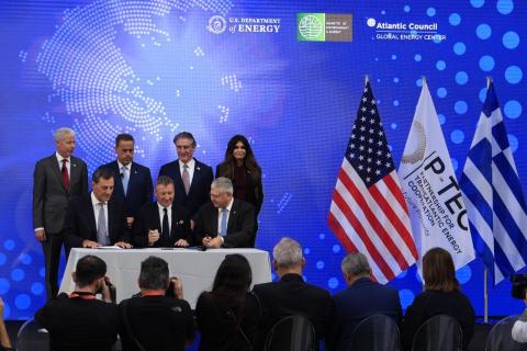 Στο «μπλοκ 2» η ExxonMobil: Επεσαν οι υπογραφές με Energean και Helleniq Energy για τους υδρογονάνθρακες