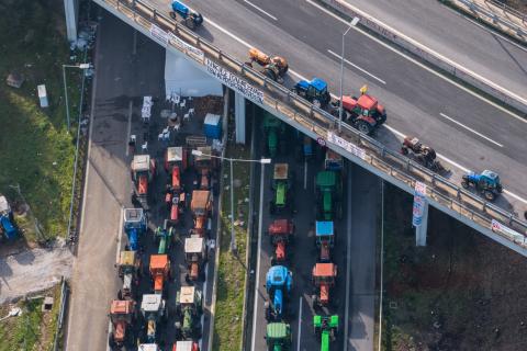 Αγρότες: Ενισχύεται το μπλόκο της Νίκαιας – Κλιμάκωση με αποκλεισμούς της ΠΑΘΕ και άνοιγμα διοδίων