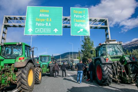 Αγροτικά μπλόκα, κυβερνητικά αδιέξοδα και οι κεντροδεξιοί κραδασμοί