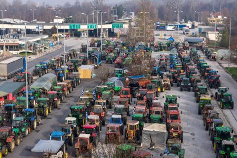 Αγρότες: Ολοταχώς προς γιορτές με μπλόκα – Το μπαλάκι στην κυβέρνηση μετά τη νέα κλιμάκωση