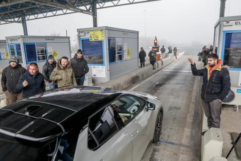 Αγροτικά μπλόκα: Ανοίγουν διόδια το Σαββατοκύριακο, συνεχίζονται οι αποκλεισμοί σε κομβικά σημεία
