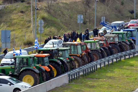 Αγροτικά μπλόκα: Με τρακτέρ και τις γιορτές - Κλιμακώνουν μετά τα Χριστούγεννα