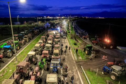 Αγροτικά μπλόκα: Η κλιμάκωση δείχνει Χριστούγεννα με την Ελλάδα στα δύο - Το κόστος για την οικονομία