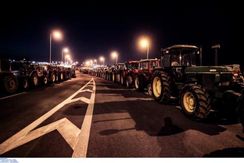 Αυτοκινητόδρομοι: Δύσκολη νύχτα για τους οδηγούς – Ποιους δρόμους άνοιξαν οι αγρότες, πού εκτρέπεται η κυκλοφορία