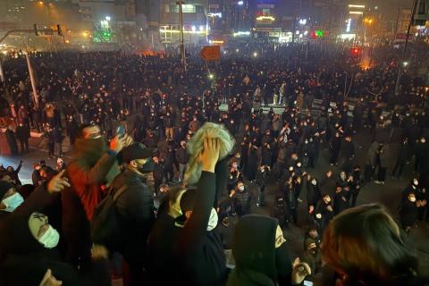 Ιράν: Οι δρόμοι φλέγονται, ο Τραμπ παίζει το χαρτί της επέμβασης