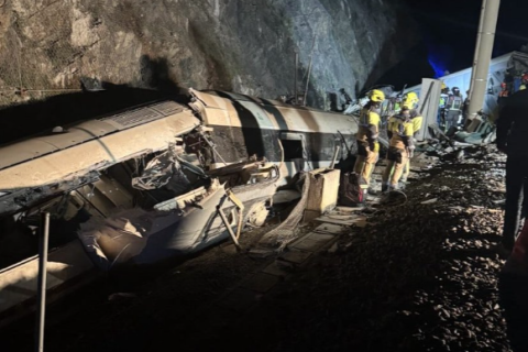 Σιδηροδρομικό δυστύχημα στην Ισπανία: Δεκάδες νεκροί και τραυματίες σε εκτροχιασμό τρένων