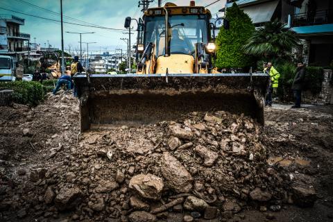 Αττική: Γιατί δρόμοι μετατράπηκαν ξανά σε χειμάρρους – Οι αιτίες της πλημμύρας και τα όρια των υποδομών