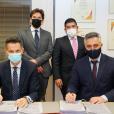 Ο Διευθύνων Σύμβουλος της Κοινωνίας της Πληροφορίας Α.Ε κ. Σταύρος Ασθενίδης (δεξιά) με τους αναδόχους των υποέργων / Πηγή: ΑΠΕ-ΜΠΕ 