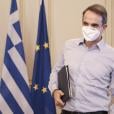 Ο Κυριάκος Μητσοτάκης εισέρχεται σε αίθουσα